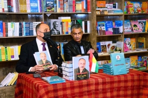 غەفوور مەخموورى لە رێوڕەسمێکدا (2) کتێبى نوێى خۆى دەناسێنێ و پێشکەشى خوێنەرانى دەکات